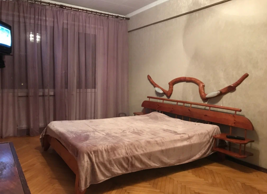 2-к. кв., 43 м², ст. м. Площадь Ленина